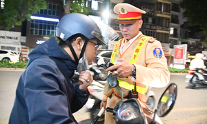 CSGT Hà Nội kiểm tra hơn 300 xe ngày cận Tết, chỉ phát hiện 2 tài xế 'ma men'
