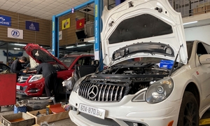 Garage ô tô tấp nập khách dọn xe ăn Tết