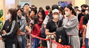 'Biển người' đổ về sân bay Tân Sơn Nhất ngày đầu nghỉ Tết Nguyên đán