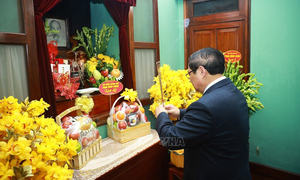 Thủ tướng Phạm Minh Chính dâng hương tưởng nhớ Chủ tịch Hồ Chí Minh tại Nhà 67