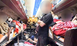 Hình ảnh bên trong ô tô 22 chỗ chở 73 khách, tài xế và chủ xe bị phạt hơn 278 triệu đồng