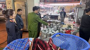 Khởi tố hai mẹ con chủ cơ sở sản xuất giò, chả, xúc xích chứa hàn the ở Hưng Yên