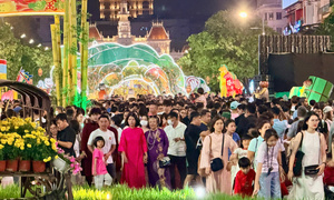 Biển người đổ về đường hoa Nguyễn Huệ du xuân trong đêm khai mạc