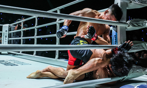 Võ sĩ Trung Quốc ra đòn tới tấp, cao thủ Philippines nằm im chịu đòn