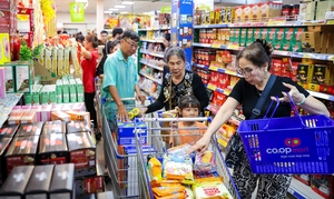 Người dân TP.HCM đổ xô sắm Tết, siêu thị mở cửa đến đêm