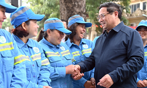 Thủ tướng tặng quà công nhân môi trường đang trực Tết Nguyên đán 2026