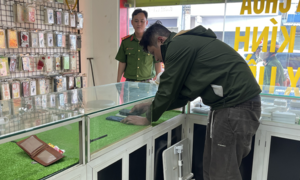 3 giờ truy bắt kẻ trộm sạch cửa hàng điện thoại ở TP.HCM