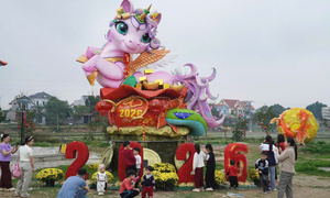 Bí mật phía sau linh vật 'ngựa hạnh phúc' ở Bắc Ninh hút khách dịp Tết