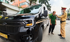 Giáp Tết, hàng loạt tài xế xe buýt, xe khách bị kiểm tra nồng độ cồn