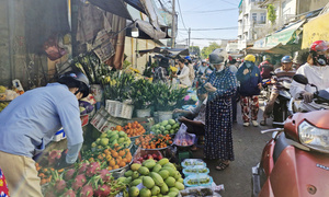 Chợ đông nghẹt, người mua kẻ bán vội vàng sáng 29 Tết