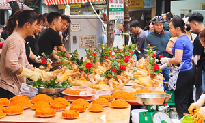 Gà luộc gần 1,8 triệu đồng/con vẫn ‘cháy hàng’ ở chợ Hàng Bè sáng 29 Tết 