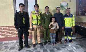 CSGT hỗ trợ cháu bé đi lạc trên cao tốc tìm được người thân trong đêm giao thừa