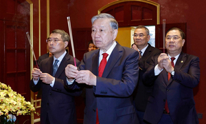 Hình ảnh Tổng Bí thư Tô Lâm dâng hương tại Hoàng thành Thăng Long và Nhà 67