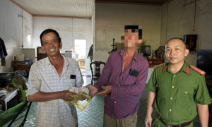 Nhặt được 80 triệu đồng chiều 29 Tết, người dân trả lại tiểu thương bán hoa