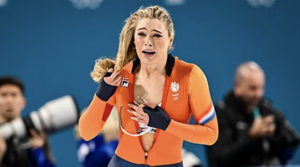 Vô địch Olympic, Jutta Leerdam gây bão với khoảnh khắc trên bục vinh quang