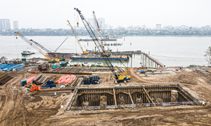 Công nhân, kỹ sư làm việc xuyên Tết tại dự án cầu trọng điểm của Hà Nội