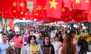 Biển người đổ về đền, chùa ở Hà Nội cầu an trong ngày đầu năm mới