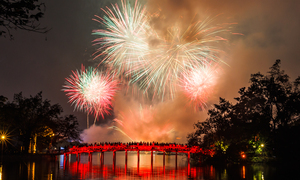 Pháo hoa rực sáng trên bầu trời cả nước, người dân xúc động đón năm mới Bính Ngọ 2026