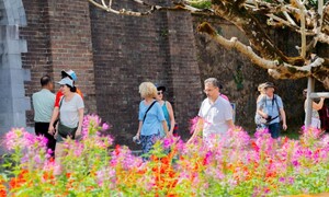 Khách Tây thích thú trải nghiệm du xuân trong Đại nội Huế ngày đầu năm mới