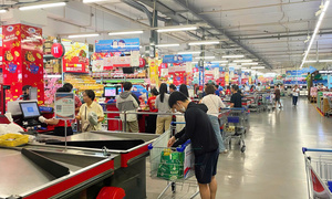 TP.HCM: Mùng 2 Tết, người dân mua sắm trở lại, nguồn cung dồi dào