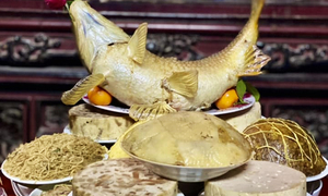 Về Hưng Yên tận thấy cỗ khao lão với cá chép nằm võng chế biến suốt 10 tiếng