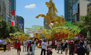 Biển người đổ về trung tâm TP.HCM, Metro và xe buýt 2 tầng hoạt động hết công suất