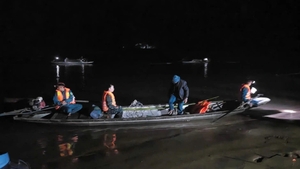 Lật đò trên sông Gianh: Huy động 200 người xuyên đêm tìm kiếm 2 người mất tích