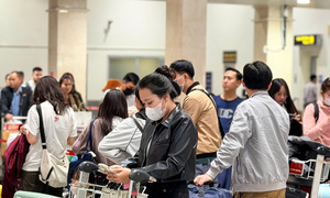 Tân Sơn Nhất khai thác 1.037 chuyến bay, ga Sài Gòn kín khách mùng 4 Tết 
