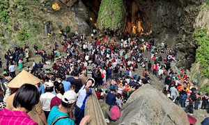 '15 phút mới nhích được một bước' tại hội chùa Hương