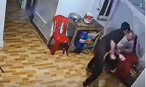 Phẫn nộ clip con đánh mẹ già gãy tay tối mùng 3 Tết