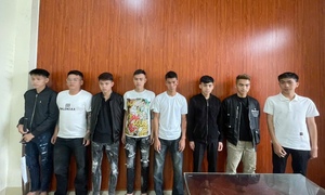 Nhóm côn đồ dùng dao, kiếm hành hung người khác