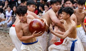 Trai tráng mình trần vật cầu 20kg, tranh tài nảy lửa tại hội làng Thúy Lĩnh
