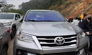 Ô tô đỗ chắn lối lên chùa Đại Tuệ ở Nghệ An gây ùn tắc kéo dài