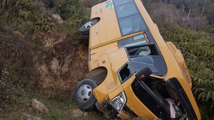 Ô tô khách lao xuống sườn đồi ở Lào Cai