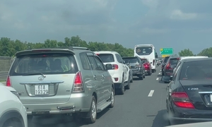 Nhiều cao tốc, quốc lộ phía Nam ùn tắc, người dân loay hoay tìm đường về nhà