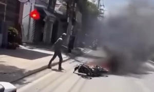 CSGT ra hiệu dừng xe kiểm tra, thanh niên đốt xe cháy rừng rực rồi bỏ đi