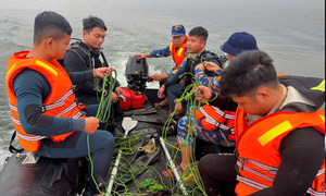 Đặc công Hải quân tìm thấy 1 thi thể vụ lật tàu chở khách trên hồ Thác Bà