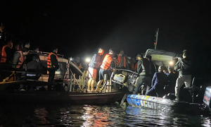 Lật thuyền trên hồ Thác Bà: Xuyên đêm tìm kiếm các nạn nhân mất tích