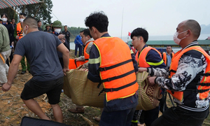 Thủ tướng yêu cầu khẩn trương điều tra vụ lật tàu làm 6 người chết ở hồ Thác Bà
