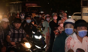 Dòng xe đông nghịt đổ về cửa ngõ TP.HCM tối mùng 6 Tết