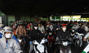 Dòng người trở lại TP.HCM và Đồng Nai làm việc, ùn tắc 2km ở phà Cát Lái 
