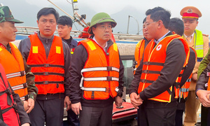 Chìm tàu trên hồ Thác Bà: Chủ tịch tỉnh Lào Cai trực tiếp chỉ đạo tìm kiếm, cứu nạn