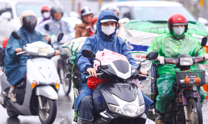 Đội mưa gió, dòng người ùn ùn đổ về Thủ đô sau kỳ nghỉ Tết