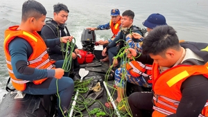 Mở rộng khu vực tìm kiếm nạn nhân vụ lật tàu trên hồ Thác Bà