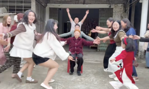 Trend 'chạy vào ôm ông bà' gây sốt mạng đầu năm mới Bính Ngọ 