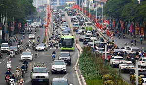 Giao thông Hà Nội ngày đầu đi làm sau Tết: Nơi thông thoáng, chỗ ùn tắc