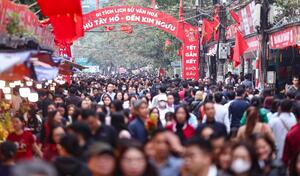 Tranh thủ giờ nghỉ trưa, người dân đổ về Phủ Tây Hồ cầu may