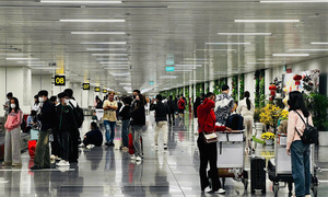 Hơn 104.000 người về TP.HCM qua sân bay Tân Sơn Nhất ngày đầu đi làm sau Tết