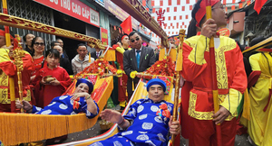 Về Quảng Ninh xem rước ‘cụ Thượng’ kéo dài cả cây số