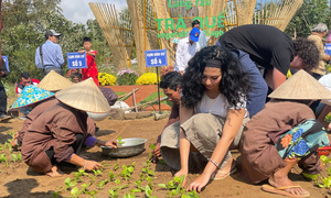 Du khách 'sắm vai' nông dân, gánh nước, trồng rau ở làng rau sạch 400 năm tuổi